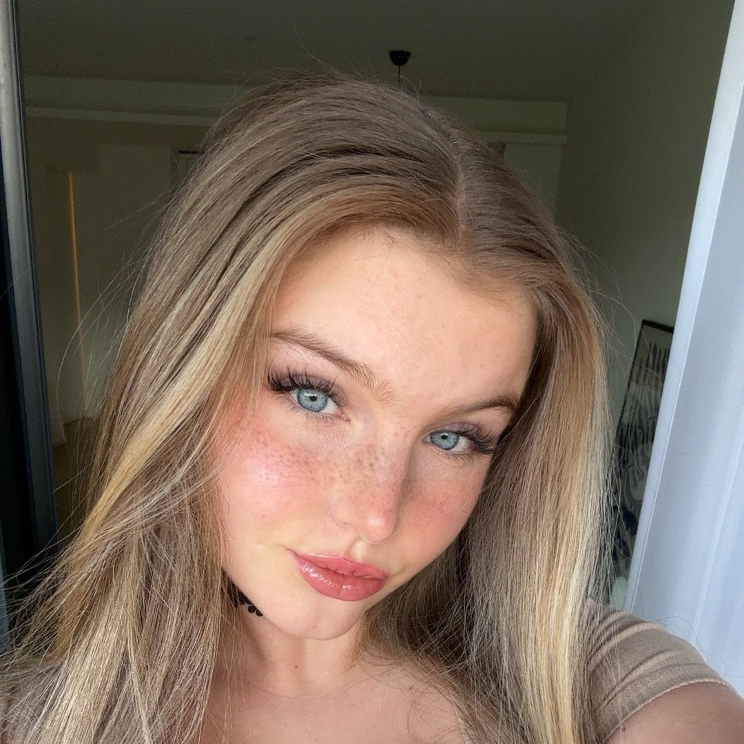 Foto profil zoealoneathome (@zoealoneathome) - Top Creator